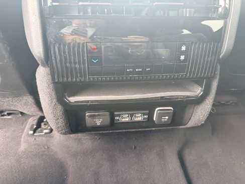 Used 2024 Jeep Wagoneer L Series II RWD image 16