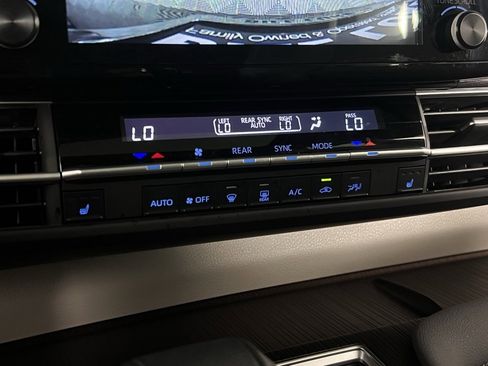 Used 2024 Toyota Sienna XLE image 19