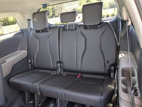 New 2026 Kia Carnival LXS image 15