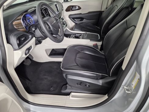 Certified 2024 Chrysler Pacifica Limited image 11