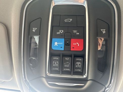 Used 2023 Jeep Grand Cherokee L Limited w/ Luxury Tech Group II AWD/4WD image 15