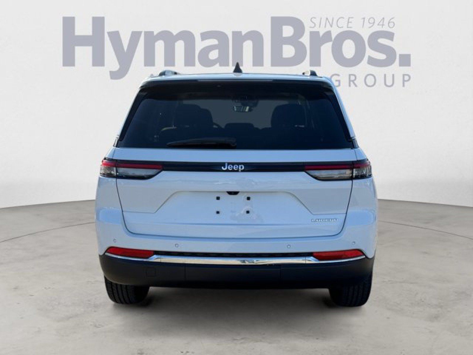 Used 2023 Jeep Grand Cherokee Laredo w/ Luxury Tech Group I RWD image 4