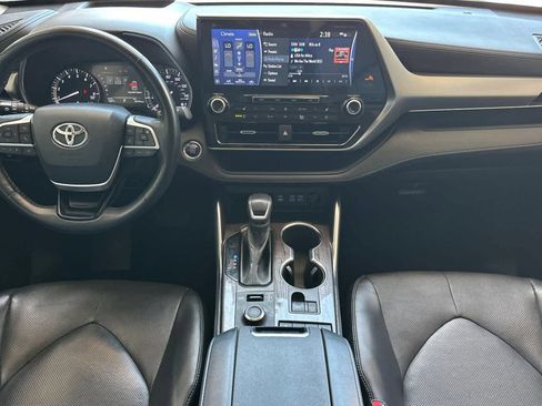 Used 2022 Toyota Highlander Platinum AWD/4WD image 3