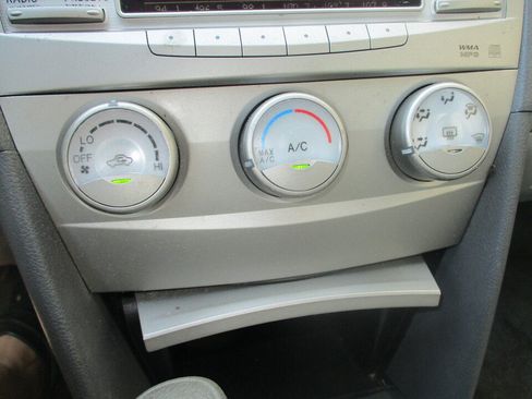 Used 2010 Toyota Camry LE FWD image 29