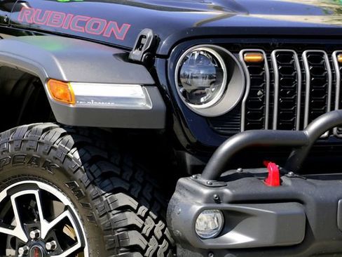 Used 2024 Jeep Gladiator Rubicon w/ Convenience Group AWD/4WD image 3