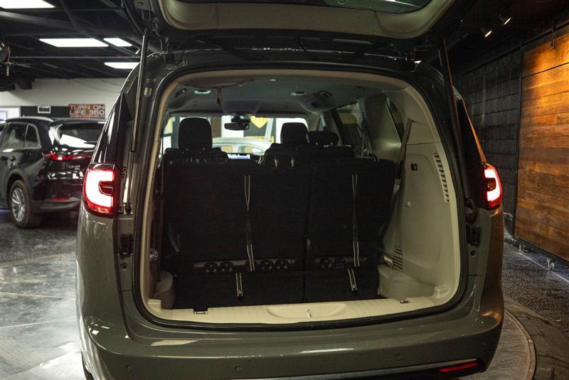 Used 2023 Chrysler Pacifica Touring-L FWD image 7