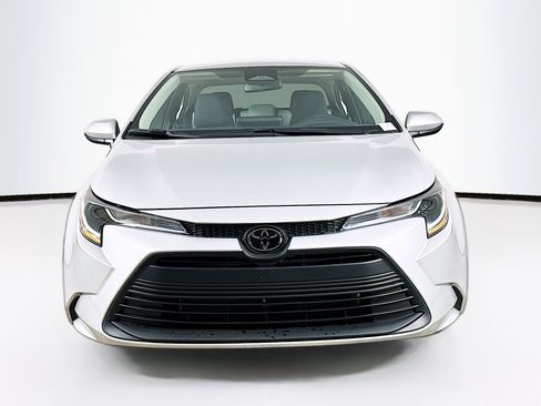Used 2025 Toyota Corolla LE image 2