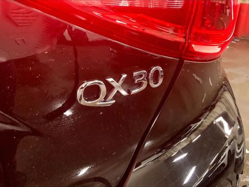 Used 2019 INFINITI QX30 LUXE w/ Navigation Package image 9