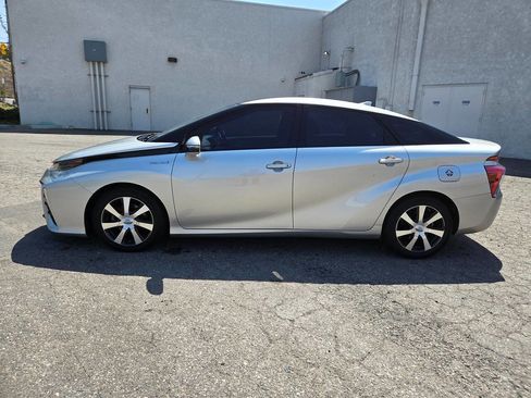 Used 2017 Toyota Mirai Base 4dr Sedan image 10