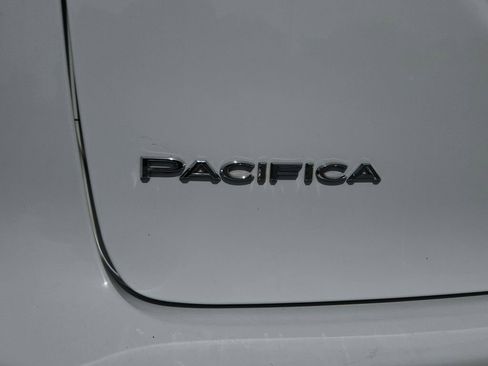 Used 2024 Chrysler Pacifica Touring-L FWD image 32