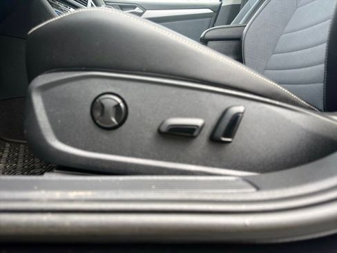 Used 2025 Volkswagen Jetta SE image 25