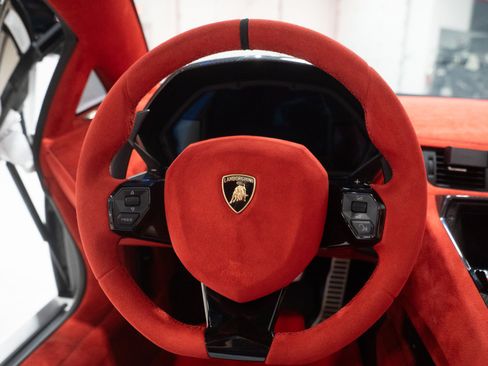 Used 2020 Lamborghini Aventador SVJ AWD/4WD image 21