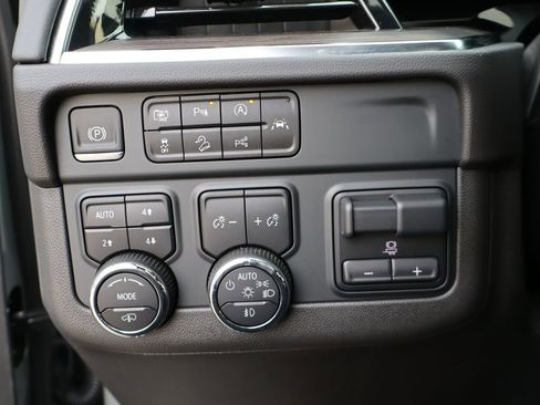 Used 2025 Chevrolet Suburban Z71 w/ Z71 Off-Road Package image 18