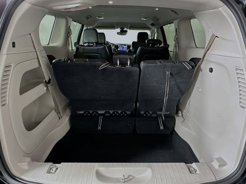 Used 2023 Chrysler Pacifica Touring-L image 31