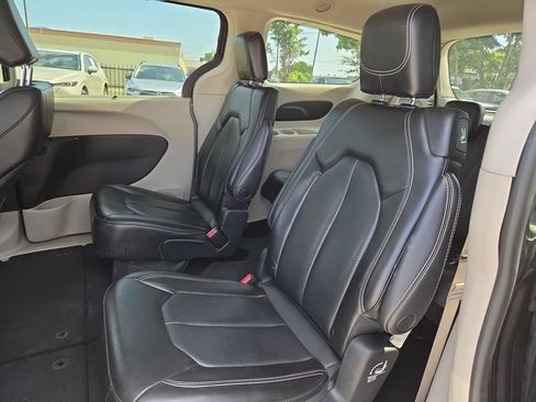 Used 2023 Chrysler Pacifica Touring-L FWD image 27