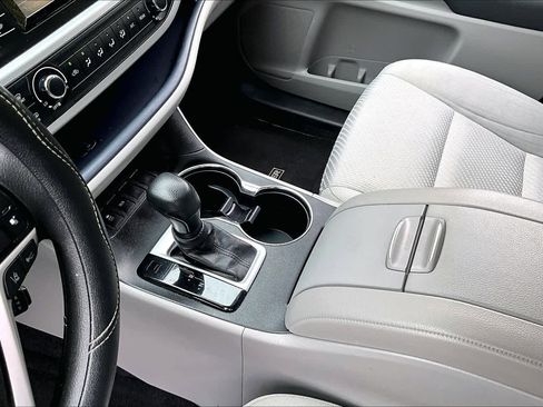 Used 2019 Toyota Highlander LE image 16