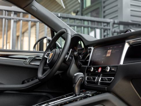 Certified 2026 Porsche Macan AWD/4WD image 47