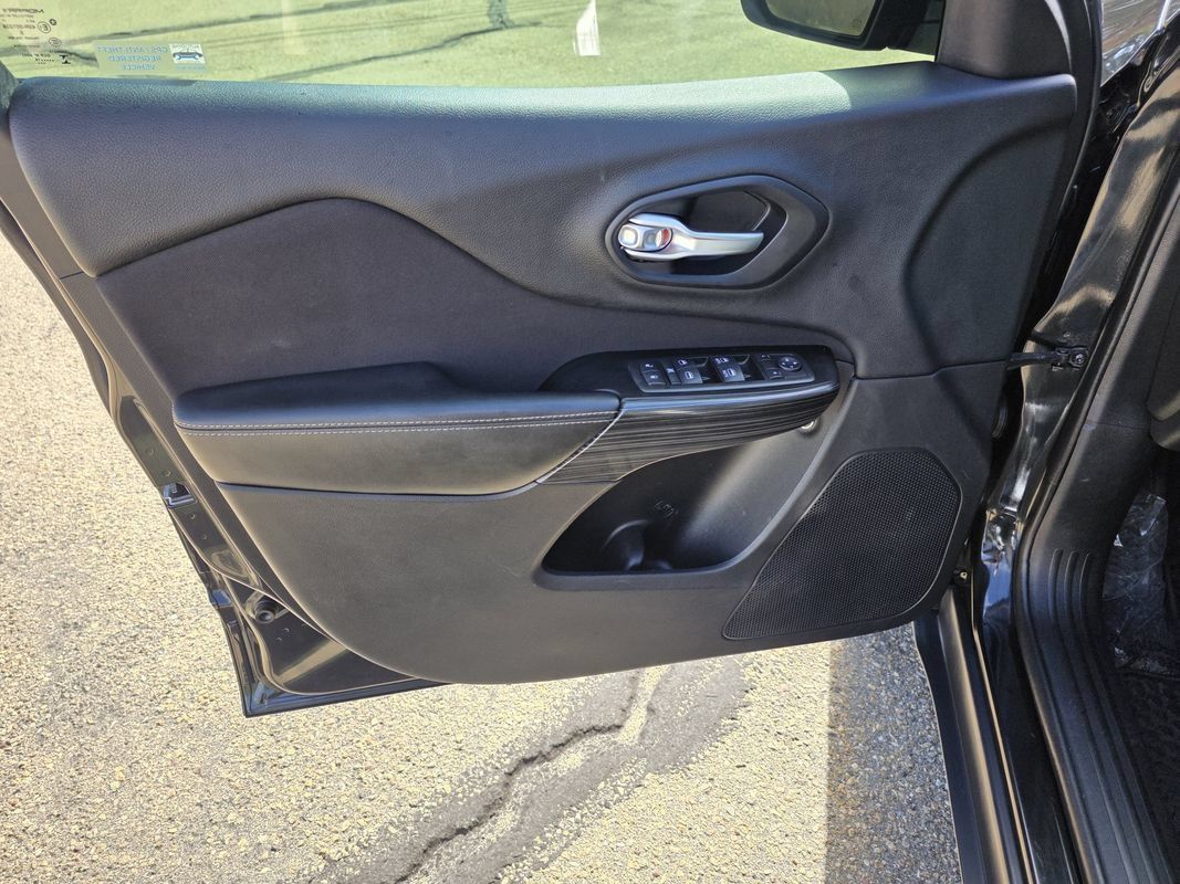 Used 2014 Jeep Cherokee Latitude w/ Cold Weather Group AWD/4WD image 13