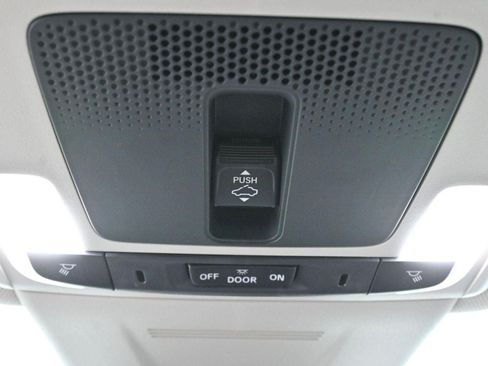 Used 2025 Chrysler Pacifica Select FWD image 25