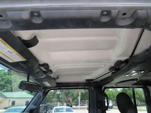 Used 2021 Jeep Gladiator Willys AWD/4WD image 16