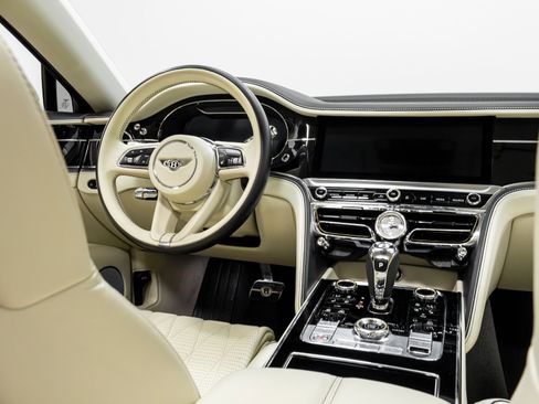 Used 2021 Bentley Flying Spur W12 image 32