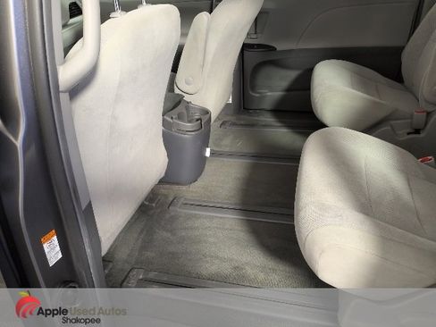 Used 2016 Toyota Sienna L image 21