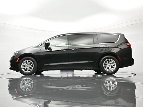 Certified 2023 Chrysler Pacifica Touring-L FWD image 45
