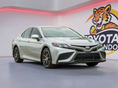 Used 2022 Toyota Camry SE w/ Cold Weather Package FWD image 3