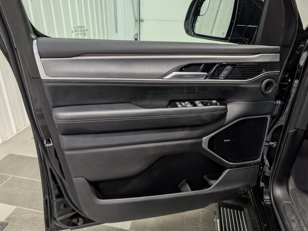Used 2025 Jeep Wagoneer Series III w/ Premium Group I AWD/4WD image 14