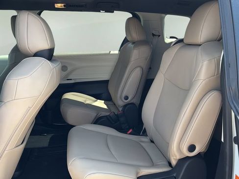 Used 2022 Toyota Sienna XLE FWD image 12