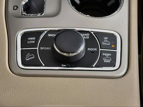 Used 2012 Jeep Grand Cherokee Overland AWD/4WD image 21