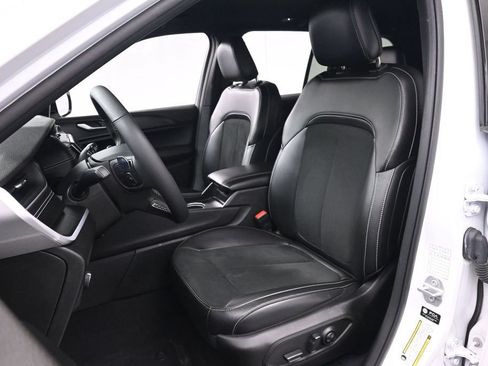 Used 2025 Jeep Grand Cherokee Altitude AWD/4WD image 16