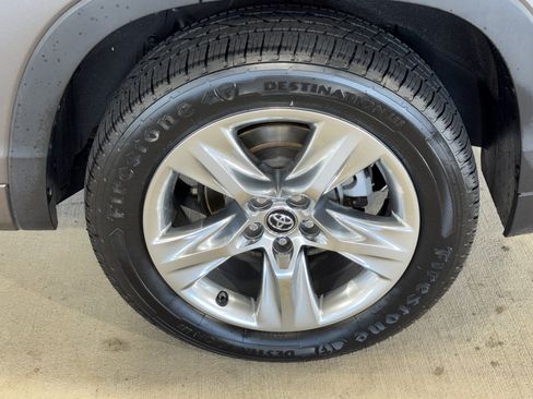 Used 2019 Toyota Highlander Limited w/ Phone Cable & Charge Package image 37