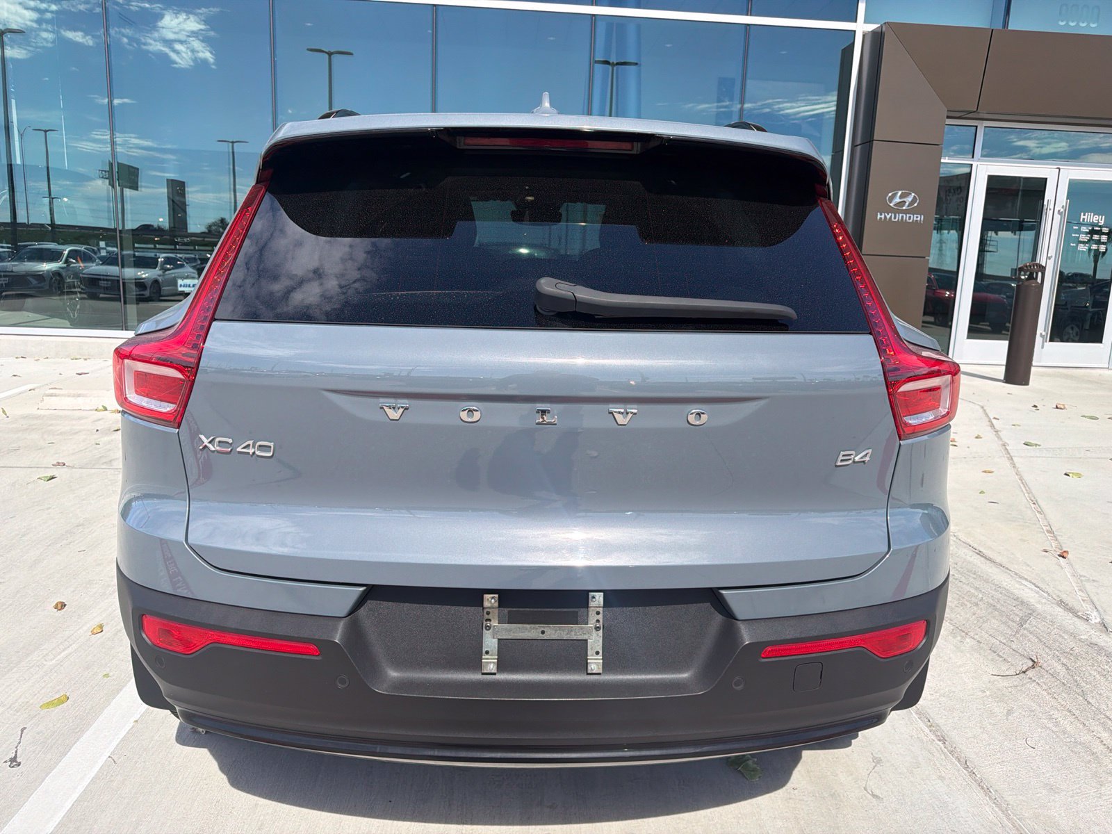 Used 2023 Volvo XC40 B4 Plus w/ Driver Assist Package FWD image 6