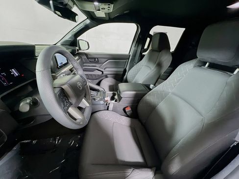 Certified 2025 Toyota Tacoma SR5 AWD/4WD image 18