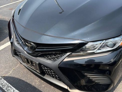 Used 2020 Toyota Camry SE FWD image 1
