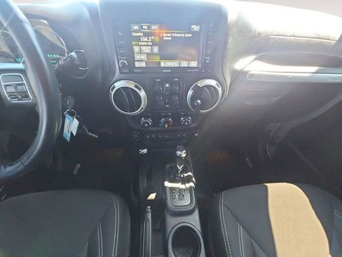 Used 2017 Jeep Wrangler Unlimited Sahara AWD/4WD image 11