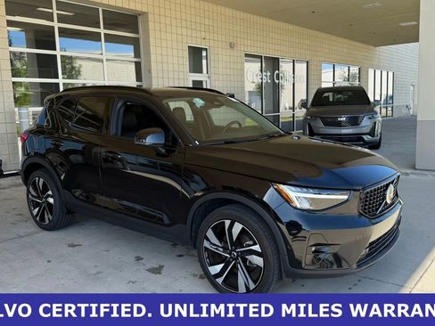 Certified 2025 Volvo XC40 B5 Plus AWD/4WD image 3