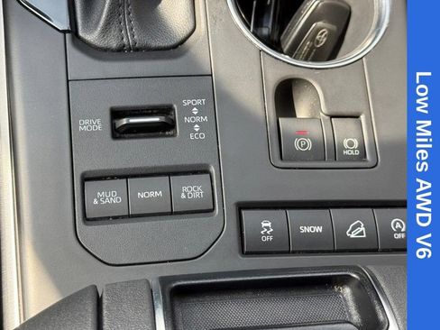 Used 2021 Toyota Highlander XLE AWD/4WD image 29