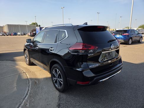 Used 2019 Nissan Rogue SV w/ Premium Package AWD/4WD image 3
