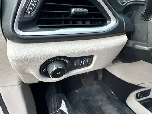 Used 2023 Chrysler Pacifica Touring-L FWD image 12