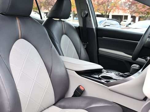 Used 2018 Toyota Camry XLE image 34