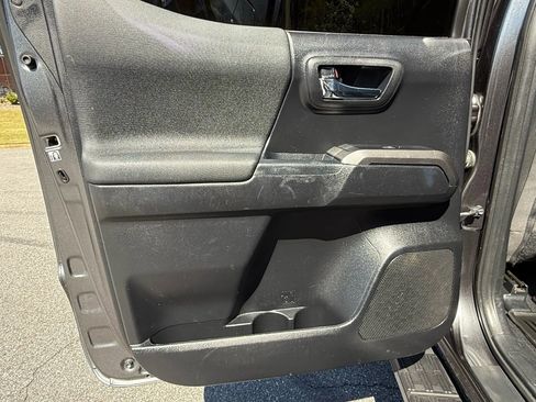 Used 2019 Toyota Tacoma TRD Sport w/ Technology Package image 20