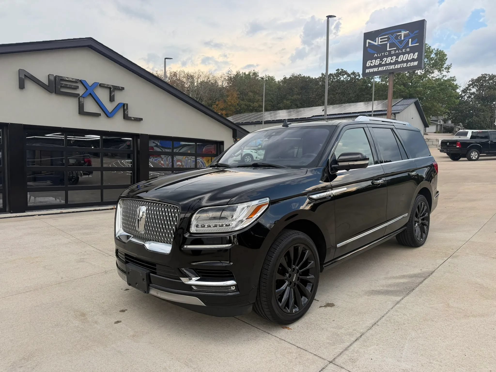 Used 2018 Lincoln Navigator Select w/ Technology Package AWD/4WD image 5
