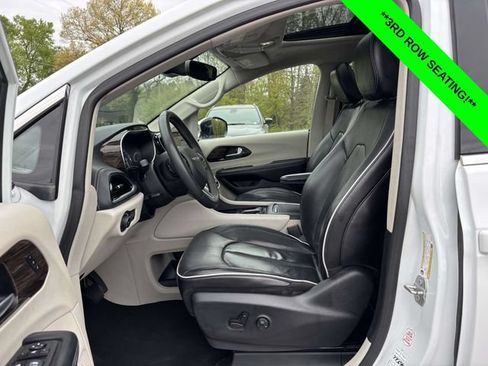 Used 2023 Chrysler Pacifica Limited FWD image 3
