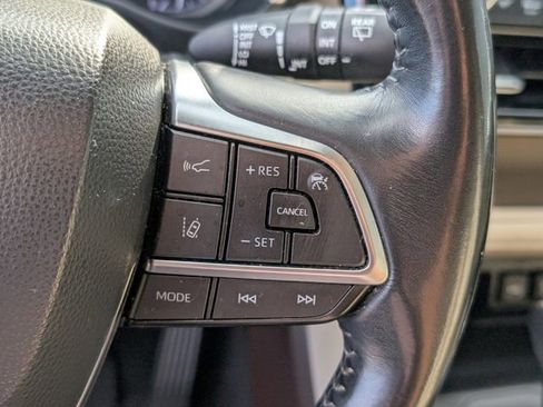 Used 2020 Toyota Highlander XLE image 34