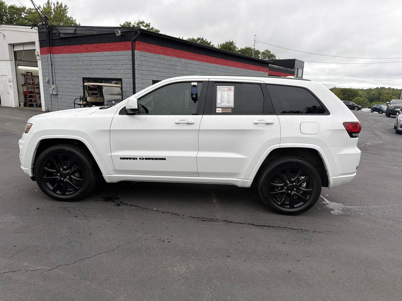 Used 2020 Jeep Grand Cherokee Altitude AWD/4WD image 2