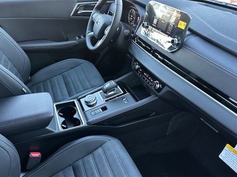 New 2025 Mitsubishi Outlander SE image 17