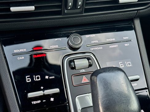 Used 2022 Porsche Cayenne Coupe image 21