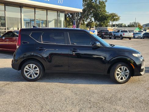 Used 2022 Kia Soul LX image 9